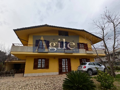 Foto Villa unifamiliare in via cona, Sant'Omero Centro di 370 m² in vendita