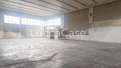 Foto Capannone industriale a Pescia Veneri di 560 m² con 1 locali