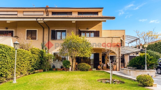 Foto Villa unifamiliare in Via Gaetano Sanfilippo 32, di 300 m² in vendita