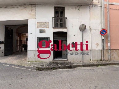 Foto Negozio in Via Municipio 99, Recale di 55 m² con 2 locali in affitto