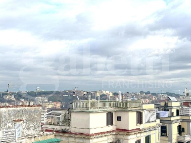 Foto Appartamento in carlo de marco, Napoli San Carlo All'Arena di 150 m²