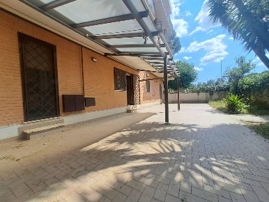 Foto Appartamento in VIA ciro marina 21, Roma Morena di 140 m² con 4 locali