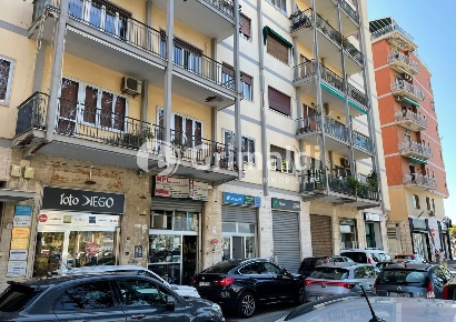 Foto Negozio in Via Giacinto Vicinanza snc, Salerno Centro di 100 m²