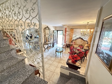 Foto Villa bifamiliare in Via Rapellucci 12, Formia di 176 m² con 5 locali