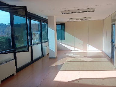 Foto Ufficio a Poggibonsi Centro di 115 m² con 3 locali in vendita