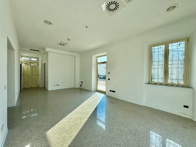 Foto Negozio a Capannori Lammari - Lunata di 62 m² con 4 locali in affitto