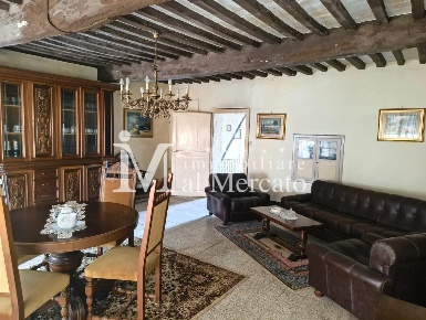 Foto Casa indipendente a Lucca Chiatri - Piazzano di 200 m² con 8 locali