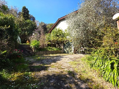 Foto Villa unifamiliare a Massa Centro di 140 m² con 5 locali in vendita