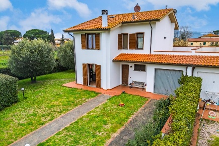 Foto Villa bifamiliare a Cascina Latignano di 150 m² con 6 locali
