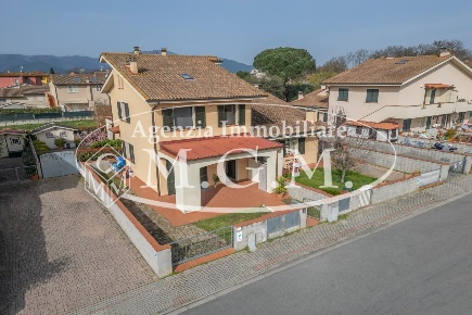 Foto Villa unifamiliare a Bientina Quattro Strade di 125 m² con 6 locali