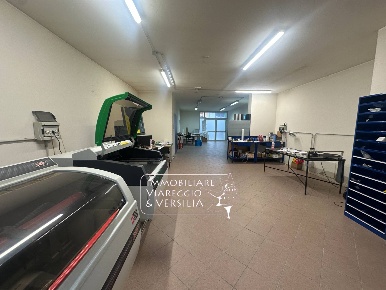 Foto Magazzino in via Virgilio 100, Viareggio di 100 m² in vendita