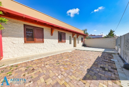 Foto Villa unifamiliare in Via Lorenzo il Magnifico, Taranto di 224 m²