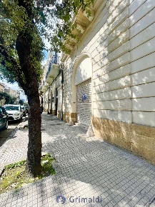 Foto Locale commerciale in Viale Otranto 48, Lecce Centro Storico di 72 m²