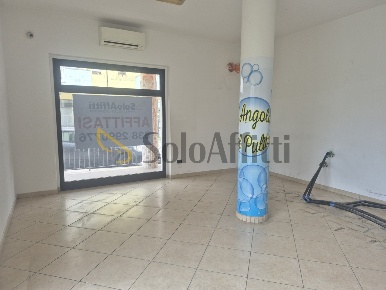 Foto Locale commerciale in Via Marche, Cepagatti Centro di 33 m² in affitto