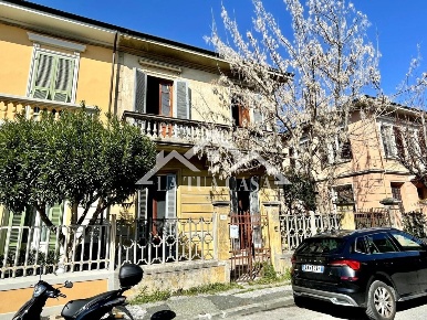 Foto Villa bifamiliare in via corridoni 36, Viareggio di 180 m² in vendita
