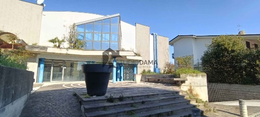 Foto Negozio in Carlo Alberto 29, Moniga del Garda di 55 m² con 1 locali