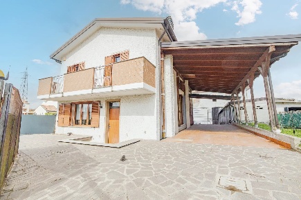 Foto Villa unifamiliare in Via Roma 53, Ossago Lodigiano con 5 locali