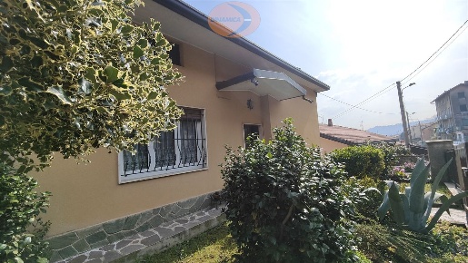 Foto Villa unifamiliare in Via Italia, Airuno Centro di 232 m² con 5 locali