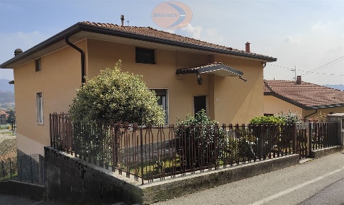 Foto Villa unifamiliare in Via Italia, Airuno Centro di 232 m² con 5 locali