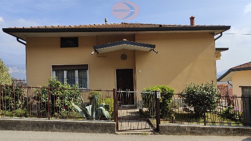 Foto Villa unifamiliare in Via Italia, Airuno Centro di 232 m² con 5 locali