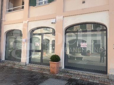 Foto Negozio in Via MATTEOTTI SNC, Asso Centro di 60 m² con 2 locali