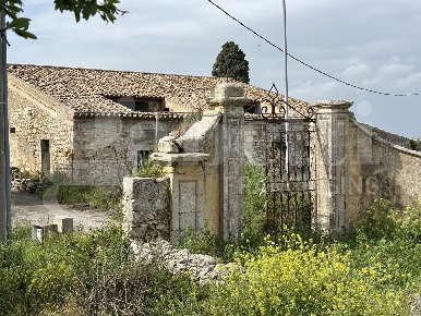 Foto Casa indipendente in Contrada Pezze snc, Chiaramonte Gulfi di 500 m²