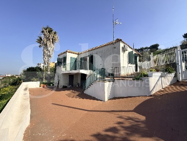 Foto Villa unifamiliare in Via Marco Aurelio 00, Bacoli di 110 m²