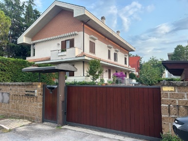 Foto Villa bifamiliare a Pescara Ospedale di 210 m² con 8 locali in vendita