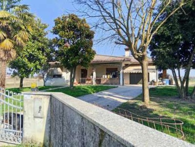 Foto Villa singola a Brugnera Centro di 170 m² con 6 locali in vendita