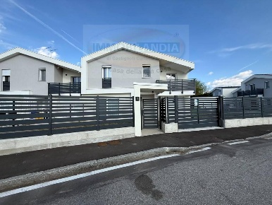 Foto Villa bifamiliare a Montanaso Lombardo Centro di 190 m² con 4 locali