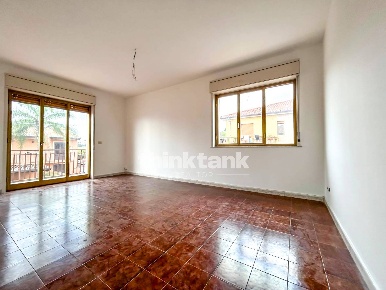 Foto Appartamento in Via Luigi Settembrini, Giarre Centro di 110 m²
