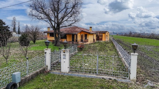 Foto Villa unifamiliare a Villadose Centro di 23636 m² con 9 locali