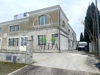 Foto Locale commerciale in Via Vibrata, Alba Adriatica di 1400 m²