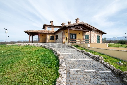 Foto Villa unifamiliare in SP. PASCOLARE 164, Palombara Sabina di 600 m²