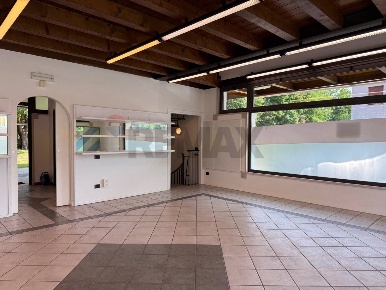 Foto Locale commerciale a Belluno Centro di 200 m² con 2 locali in affitto