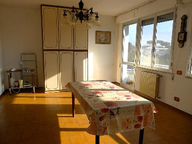 Foto Appartamento a Massa Marina di Massa Centro di 123 m² con 6 locali