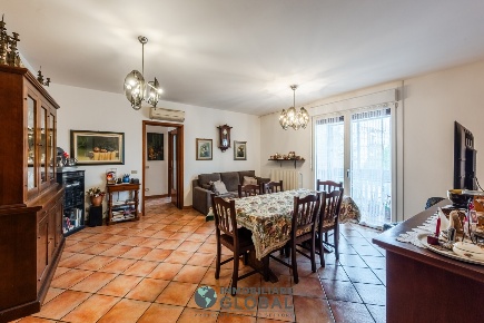 Foto Appartamento in Via Umberto Zurlini 126, Modena di 141 m² con 5 locali