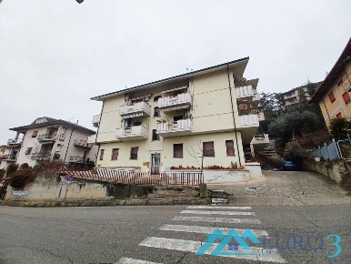 Foto Appartamento a Castorano di 1300 m² con 7 locali in vendita