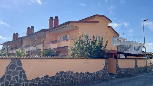 Foto Villa unifamiliare in Via Corleone n. 1, Pomezia di 215 m² in vendita