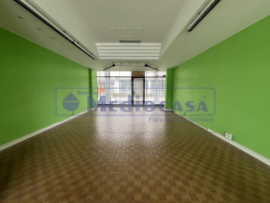 Foto Negozio in Via della Costituzione, Rovigo di 66 m² con 1 locali