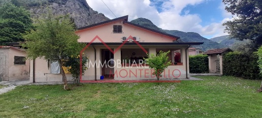 Foto Casa indipendente a Camaiore Camaiore Paese di 181 m² con 8 locali