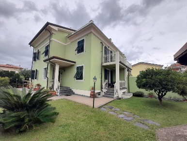 Foto Villa bifamiliare a Carrara Stadio, Sant'Antonio, Marasio di 270 m²