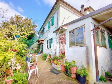 Foto Casa indipendente a Calci di 212 m² con 9 locali in vendita