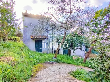 Foto Casa indipendente a Calci Montemagno di 139 m² con 5 locali in vendita