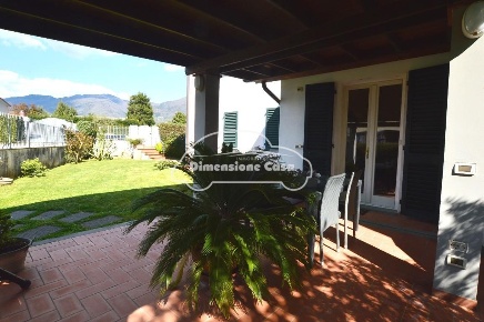 Foto Villa unifamiliare a Capannori Segromigno - San Colombano di 200 m²