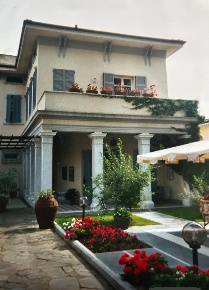 Foto Villa unifamiliare a Carrara Marina di Carrara di 550 m² con 16 locali