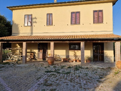 Foto Casale a Campiglia Marittima Centro di 226 m² con 10 locali in vendita