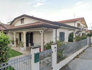 Foto Villa unifamiliare a Viareggio Torre del Lago di 372 m² con 4 locali