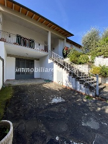 Foto Villa bifamiliare a Carmignano Seano di 226 m² con 7 locali in vendita