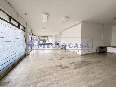 Foto Negozio in Via Gino Piva, Rovigo di 230 m² con 2 locali in affitto